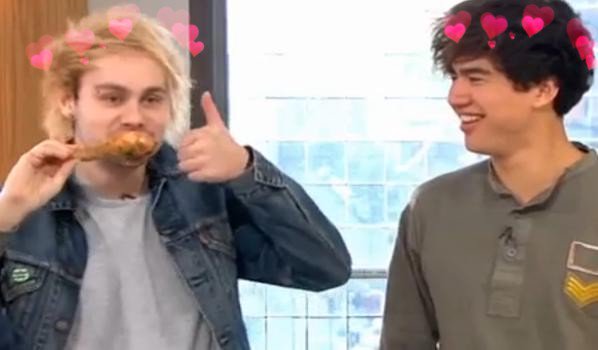 heartsformalum's tweet photo. malum with hearts and chickens #5SSOFam #BestFamArmy #iHeartAwards https://t.co/6DZD5yJPiq
