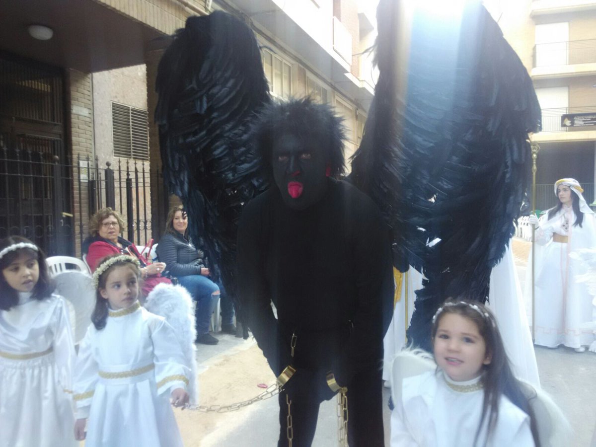 SCMurcia's tweet photo. La Procesión del Resucitado, conocida para algunos como la del demonio, ya en las calles de Murcia.#SSantaMurcia https://t.co/imwFAg7llW