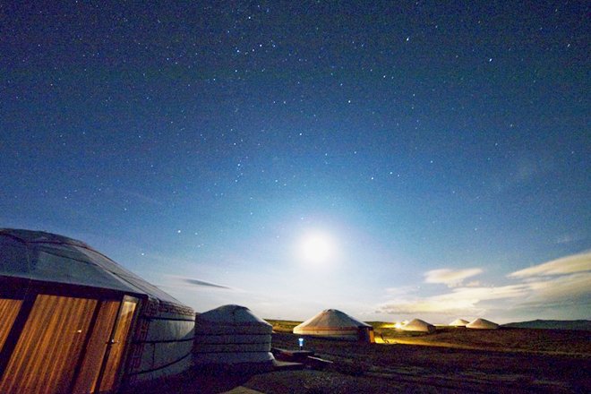 Vogue Japan 周囲は360度見渡す限りの大草原 夜 は手を伸ばせば届きそうな満天の星空 かつてチンギス ハンが馬に乗って駆け抜けた大自然が手付かずのまま残る 心揺るがす未知の体験が待つモンゴルへ T Co Wnz0ejqedj T Co Fbr514ywri