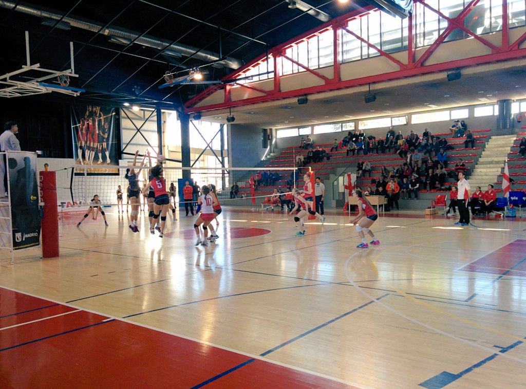 FMadridVB's tweet photo. ÚLTIMO partido del 'Madrid Spring Trophy' entre @VballEngland Sub-17 y @FMadridVB Sub-15 Femenino @ComunidadMadrid https://t.co/UhUI3ahyw7