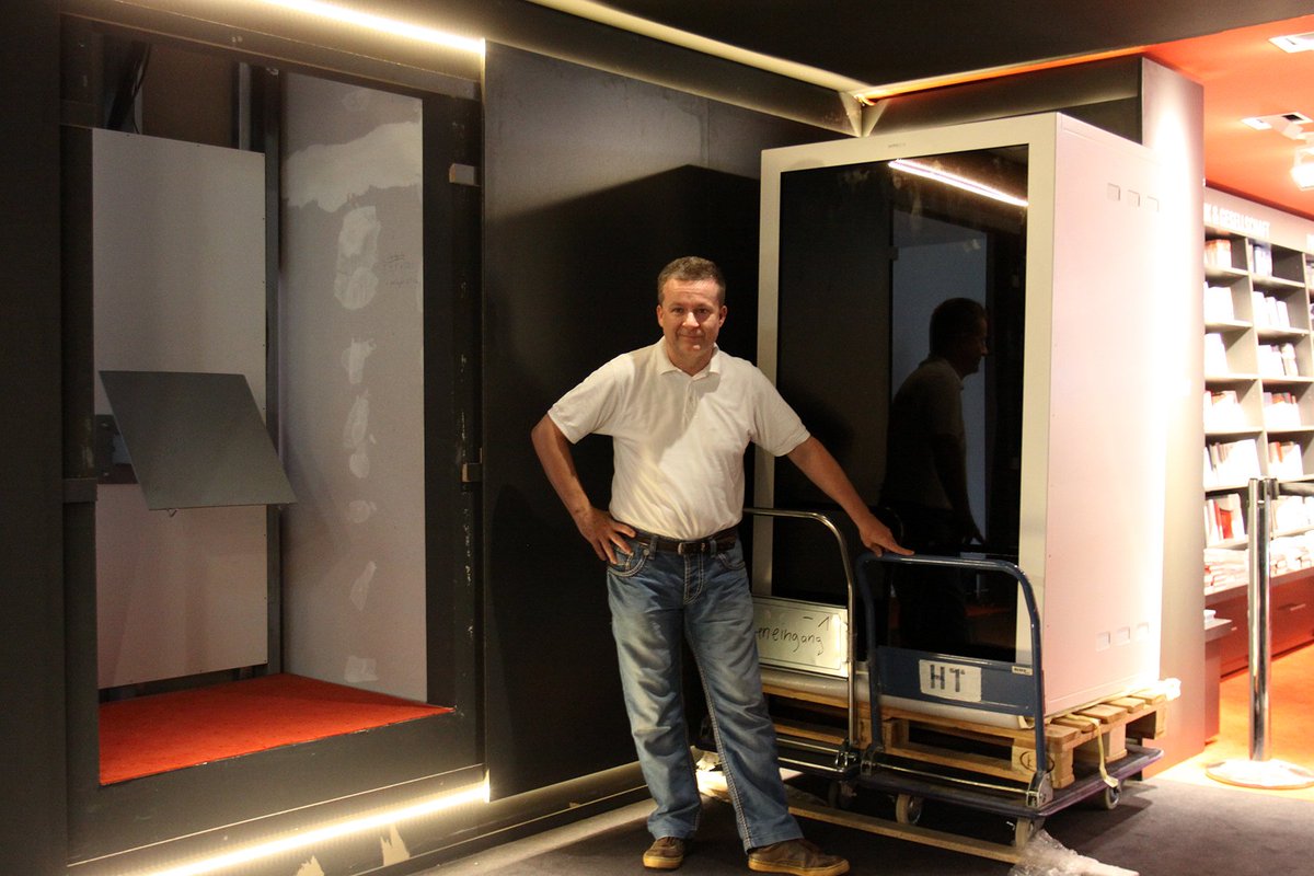 MagicBoxWerbung's tweet image. Transparenter Schaukasten mit Touch I Dussmann Kulturkaufhaus Berlin I Planung, Design, App, Installation by asignum