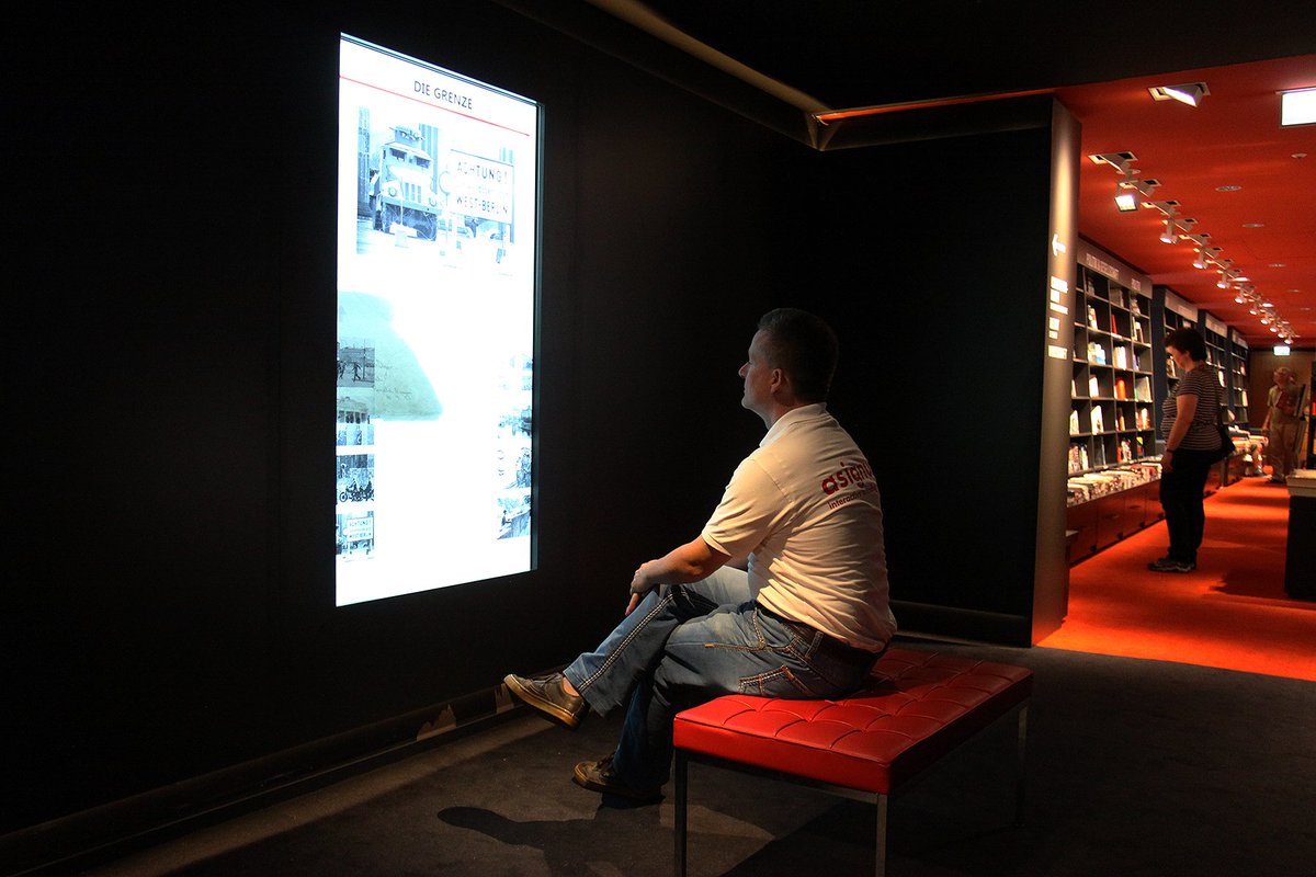 MagicBoxWerbung's tweet image. Transparenter Schaukasten mit Touch I Dussmann Kulturkaufhaus Berlin I Planung, Design, App, Installation by asignum