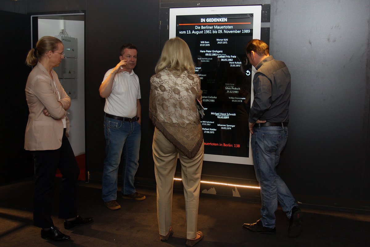 MagicBoxWerbung's tweet image. Transparenter Schaukasten mit Touch I Dussmann Kulturkaufhaus Berlin I Planung, Design, App, Installation by asignum