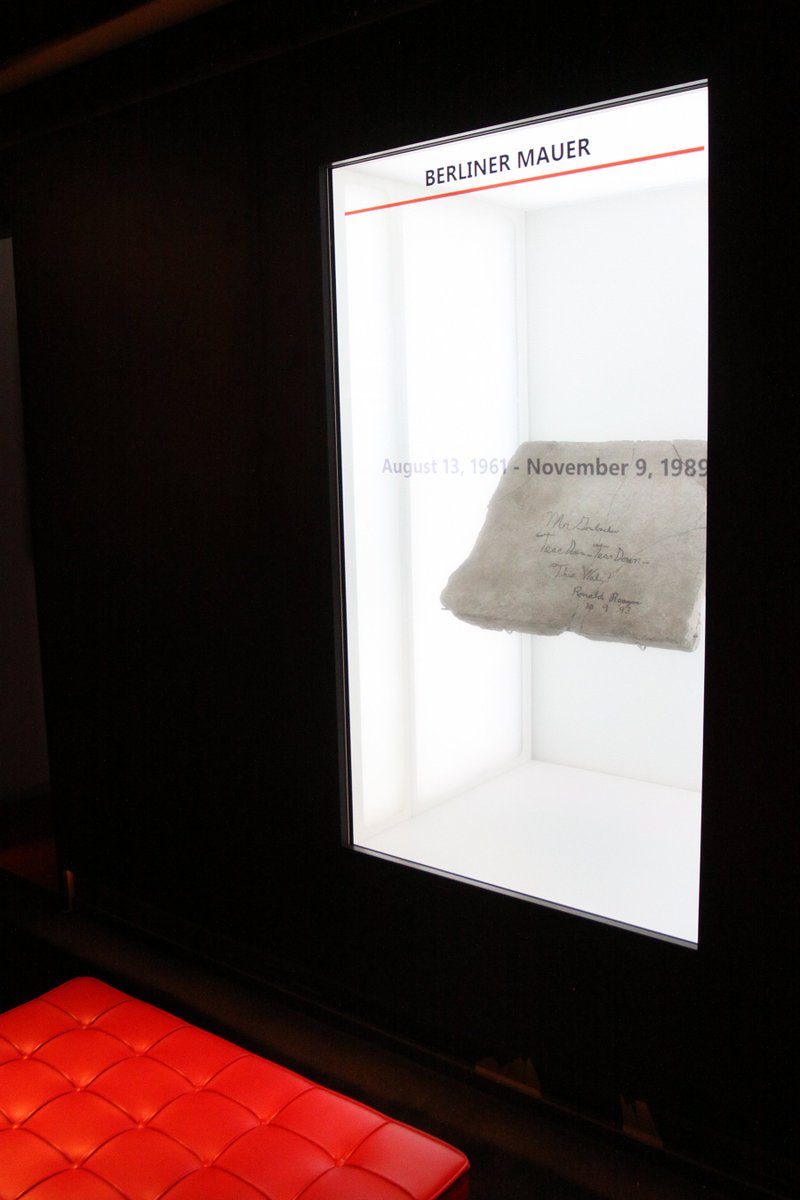 MagicBoxWerbung's tweet image. Transparenter Schaukasten mit Touch I Dussmann Kulturkaufhaus Berlin I Planung, Design, App, Installation by asignum