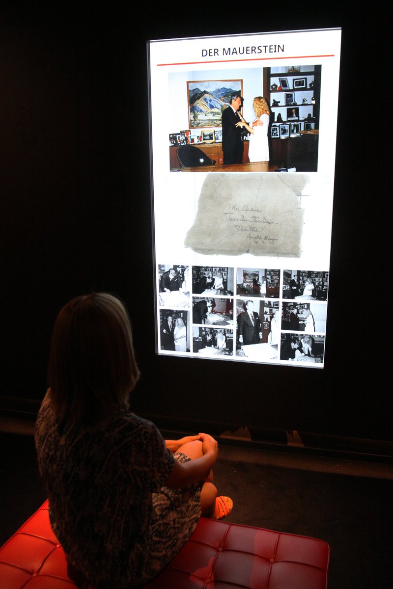 MagicBoxWerbung's tweet image. Transparenter Schaukasten mit Touch I Dussmann Kulturkaufhaus Berlin I Planung, Design, App, Installation by asignum