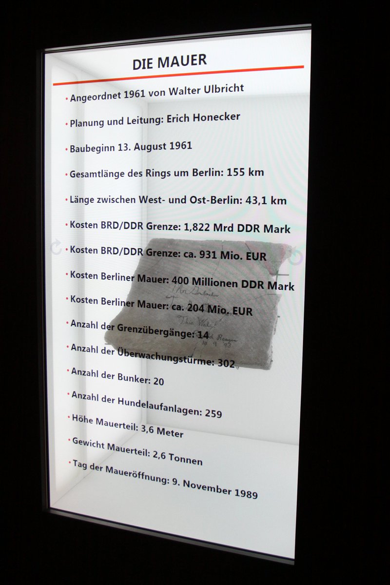 MagicBoxWerbung's tweet image. Transparenter Schaukasten mit Touch I Dussmann Kulturkaufhaus Berlin I Planung, Design, App, Installation by asignum