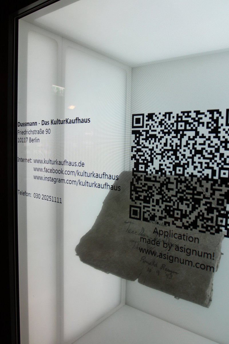 MagicBoxWerbung's tweet image. Transparenter Schaukasten mit Touch I Dussmann Kulturkaufhaus Berlin I Planung, Design, App, Installation by asignum