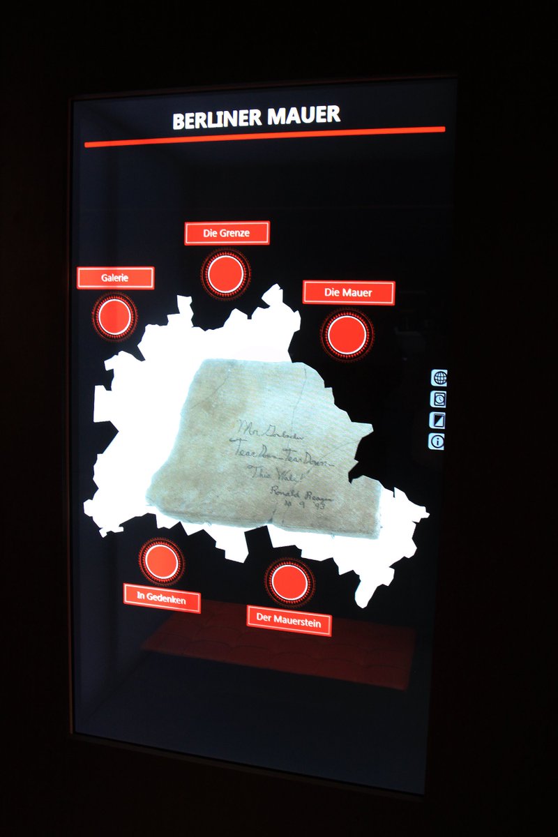 MagicBoxWerbung's tweet image. Transparenter Schaukasten mit Touch I Dussmann Kulturkaufhaus Berlin I Planung, Design, App, Installation by asignum