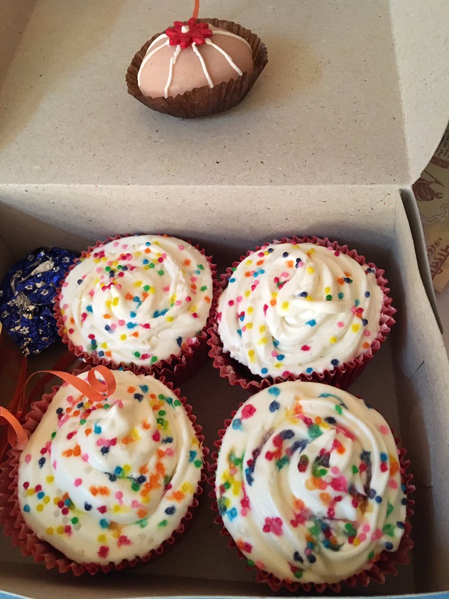 Somebody baked cupcakes for me.. 😊😊😊 happy Easter everyone and thank u. <a href="/IamEJF/">Erica J Fernandes</a>