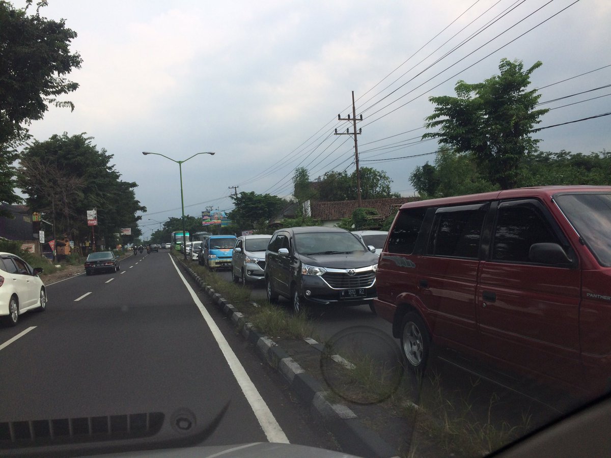 tigatuan's tweet photo. @e100ss keluar tol kejapanan arah sby-mlg lancar, berbeda dengan arah sebaliknya, antrian menumpuk, drive safe kawan https://t.co/bpTXDaWOJl