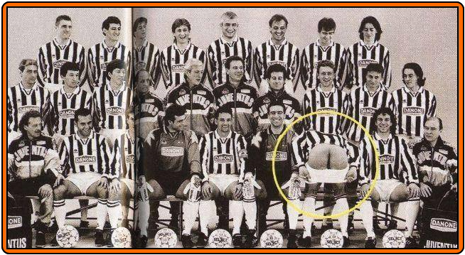 OldSchoolPanini's tweet photo. Who is the Juventus player with this Full Moon ? The answer here : https://t.co/XGXBEwl3Pe https://t.co/MCyUH9bkqX