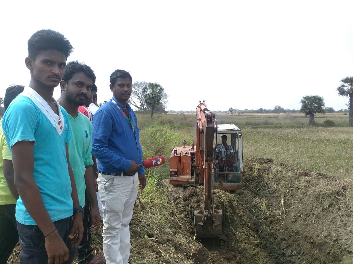 teamdreamsalive's tweet photo. Work strtd at nagapattinam with a traditional puja. Da volntrs, farmers n puthiya thalaimurai crew kick strtd d work https://t.co/lpaUgfSeYF