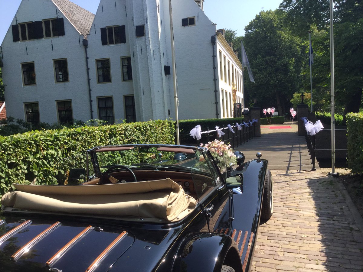 adjanssen's tweet photo. Fijne paasdagen vanuit Rhoon. Het Kasteel van Rhoon, Het Wapen van Rhoon, Kookstudio oude Regthuys en LKKR. 🍀 https://t.co/Zf7kSvQ6pD