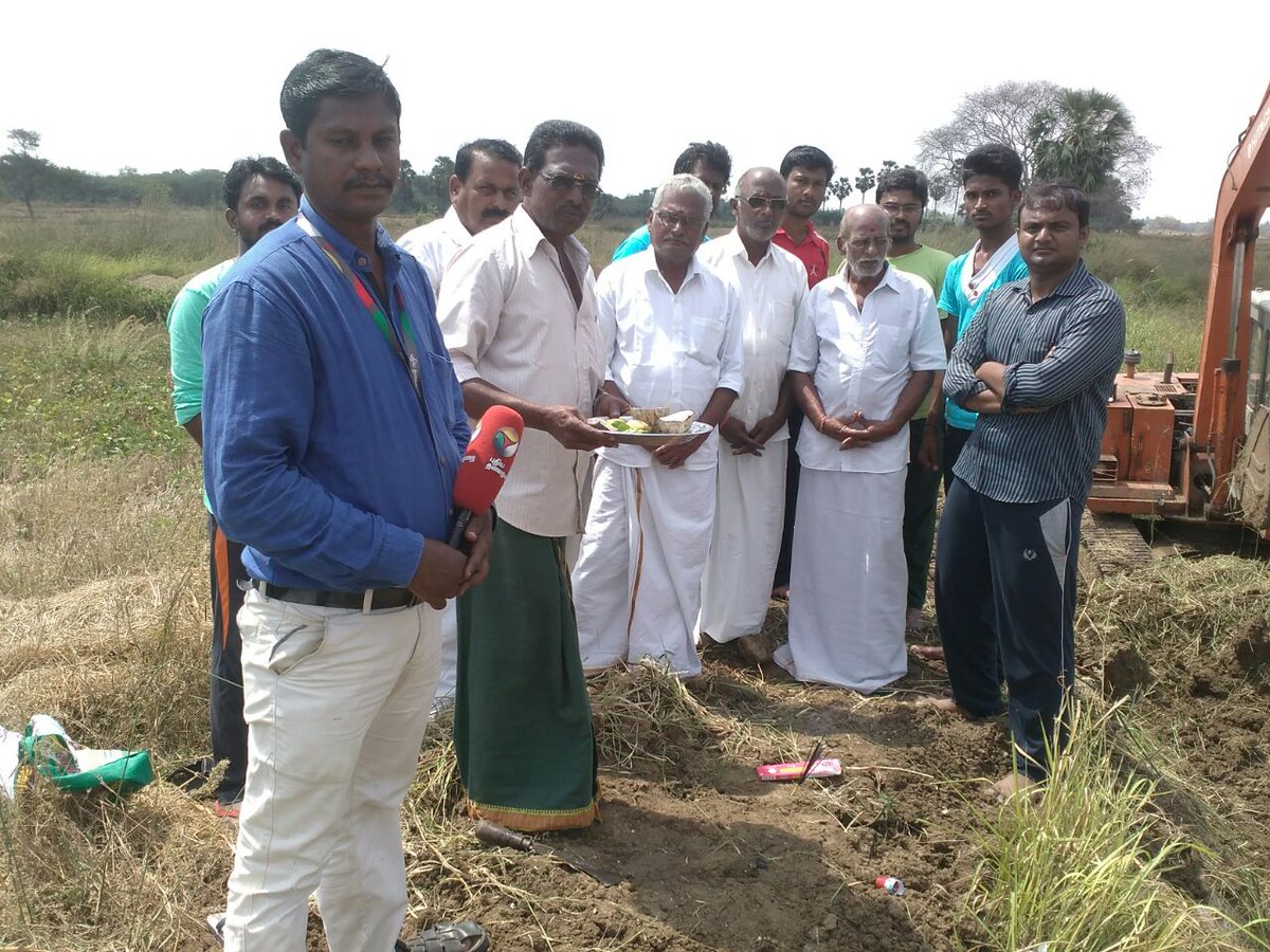 teamdreamsalive's tweet photo. Work strtd at nagapattinam with a traditional puja. Da volntrs, farmers n puthiya thalaimurai crew kick strtd d work https://t.co/lpaUgfSeYF