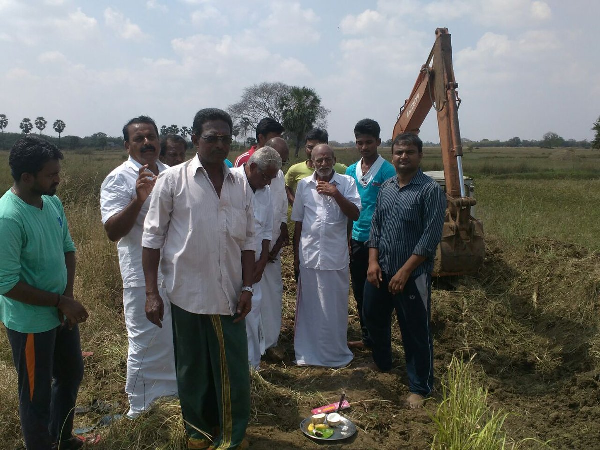 teamdreamsalive's tweet photo. Work strtd at nagapattinam with a traditional puja. Da volntrs, farmers n puthiya thalaimurai crew kick strtd d work https://t.co/lpaUgfSeYF
