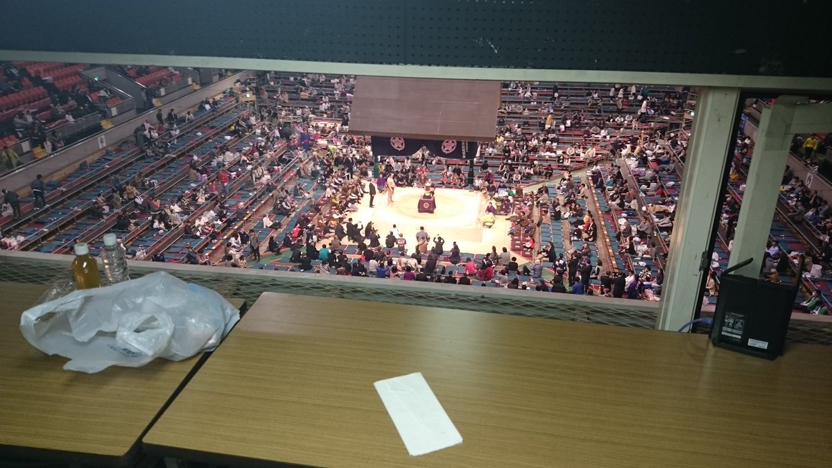 スポナビライブ大相撲生中継放送席もこれにて千秋楽です 初めて本場所 日間をテレビ桟敷ではなく努めてみて本当に疲れました 今日は姪っ子たちの家に泊まって明日江戸に帰ります 皆さん 日間お疲れ様でした 既にスモロスですが巡業で 竹内一馬 Scoopnest