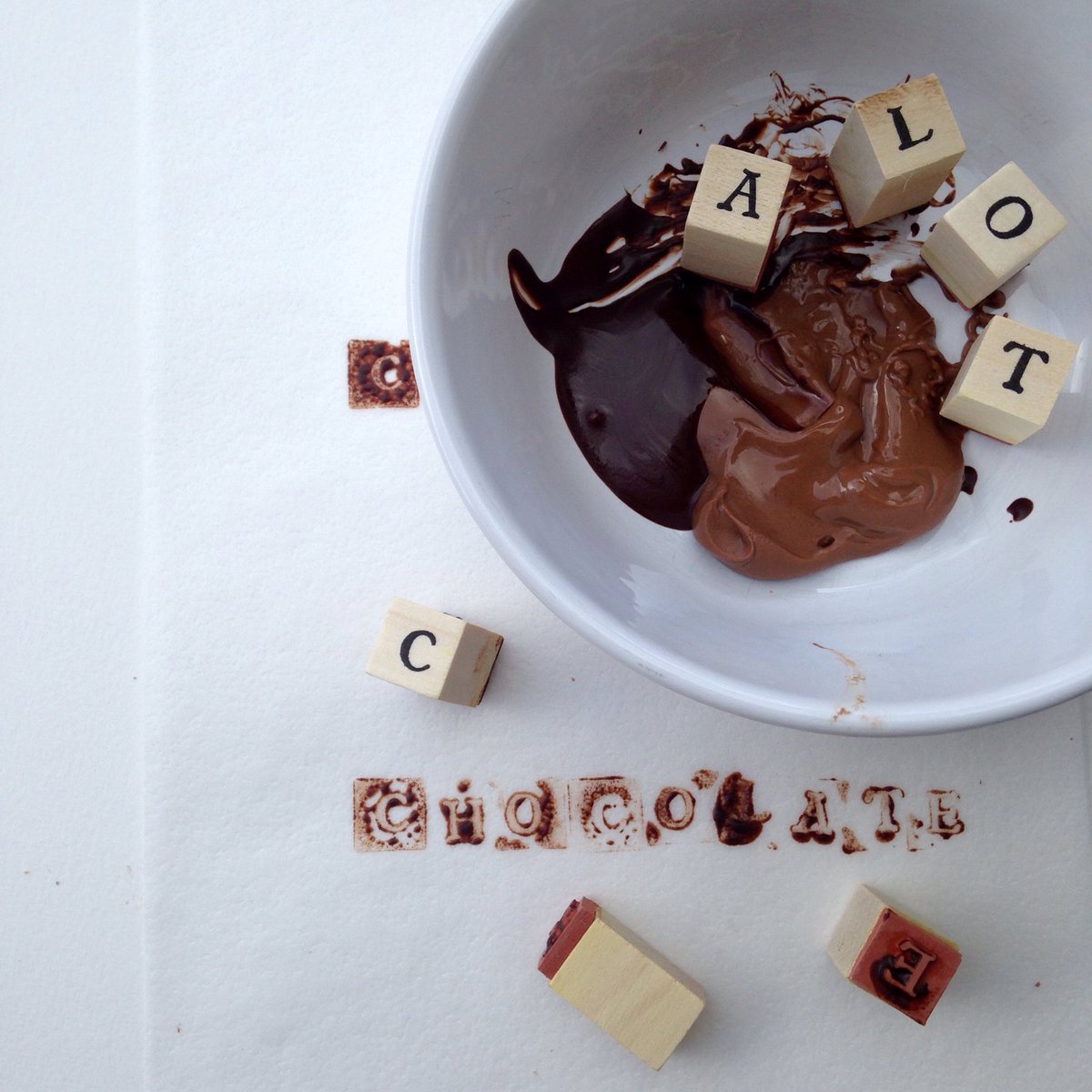 frances_quinn's tweet photo. ALOT of #Chocolate and Stamping for #FontSunday @DesignMuseum this time on rice paper! #crEATe #EdibleDesigns https://t.co/UUUn39ea0Q