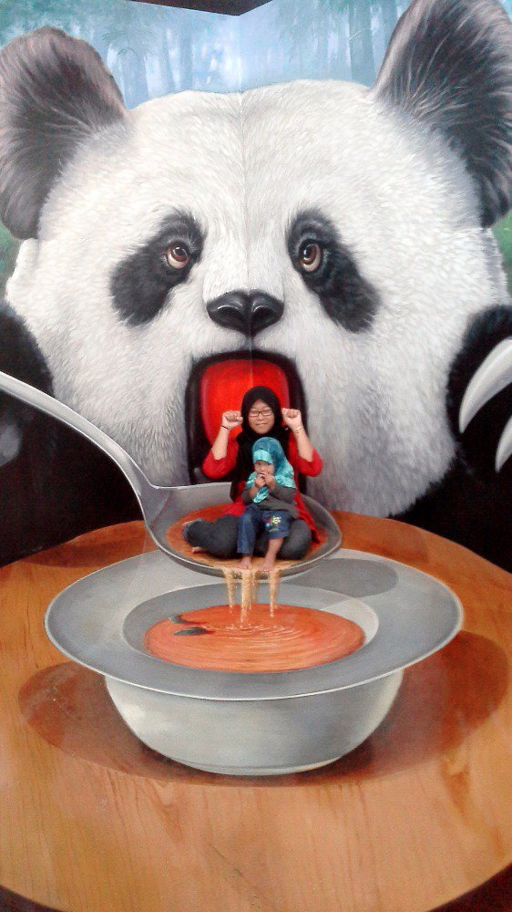 rinaecah's tweet photo. Sodihhhhhh panda mau makan saia ... 😢😢😢 #Museum3D #langkawitrip ✈✈ https://t.co/EYNpX1Fjca
