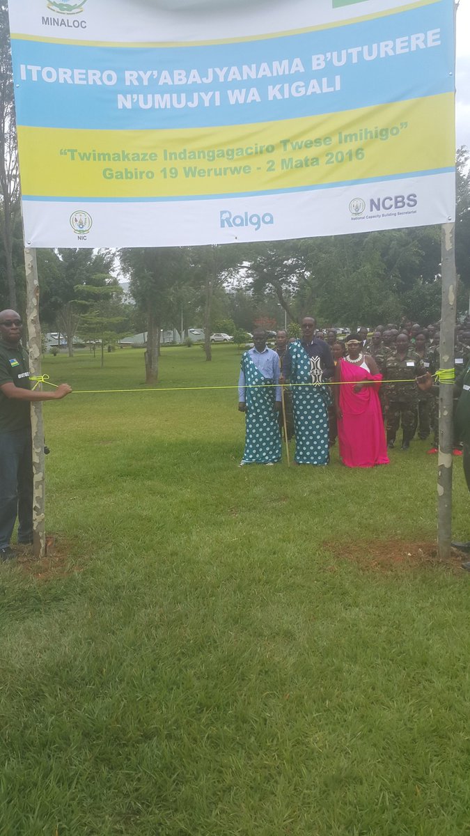 LGinduction's tweet photo. @RwandaLocalGov @FKaboneka @wellgas2 Local Government leaders at #Intoremuzindi rituals. Giving them an Ubutore name https://t.co/LtVkA2M65T