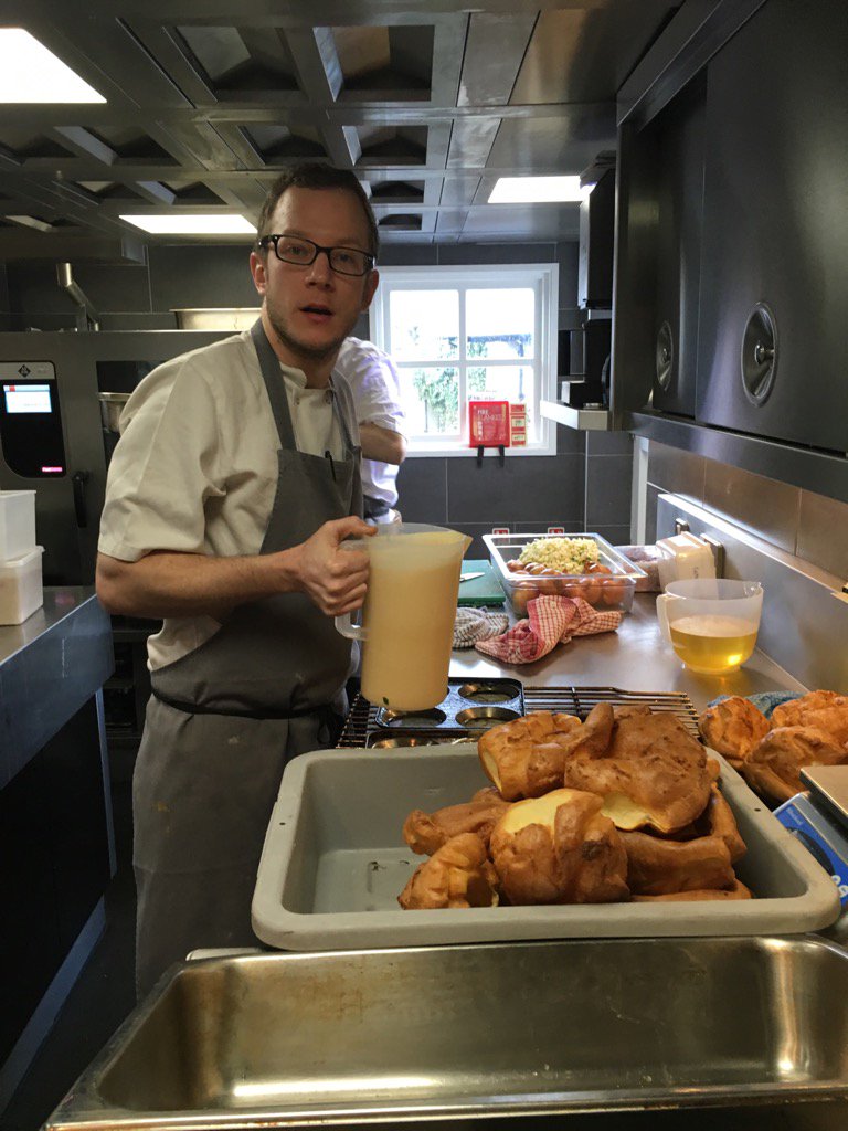 NorthernBear007's tweet photo. @DrunkenDuckInn @jonathon_watson  Forget the Easter Eggs!! Tom Varga &amp; his Yorkshire Puddings https://t.co/BABmDcVeZc