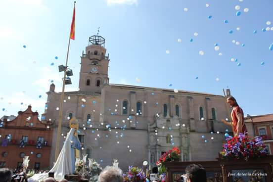 Encuentro Glorioso en la Plaza Mayor de Medina del Campo, ante la Colegiata de San Antolín. Foto <a href="/vicncmedina2016/">Congreso Cofradías</a>