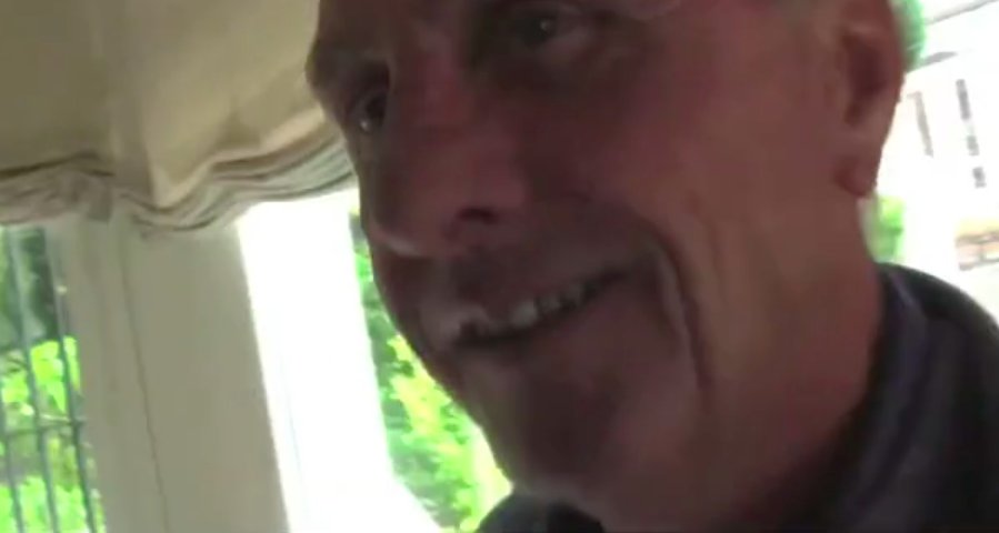 Quotenet's tweet photo. Dit is waarom we van Johan Cruijff houden (exclusieve homevideo) https://t.co/vNqgCGAss0 https://t.co/2hiwIVK50z