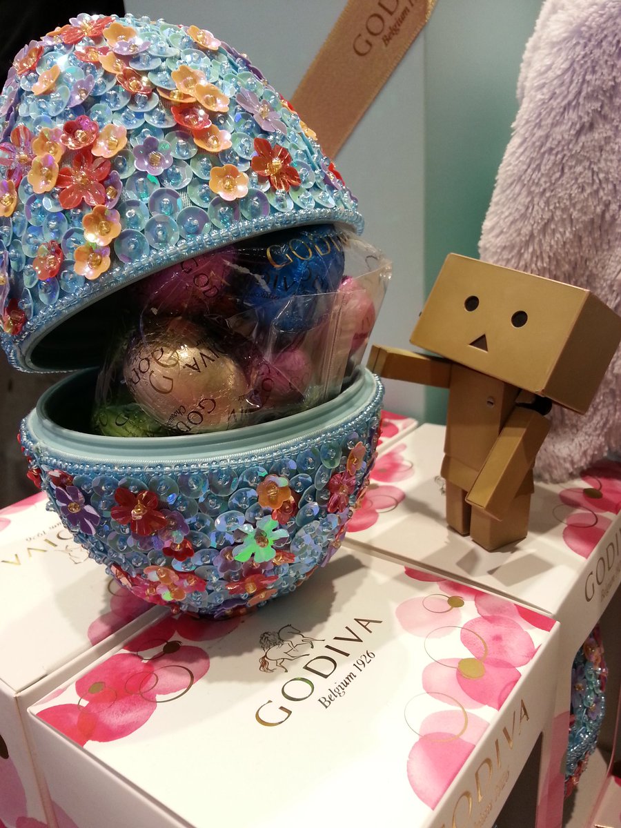 Letjeti's tweet photo. #Danbo : Happy #Easter ! 
Danbo's having a photo with a @Godiva #chocolate egg https://t.co/B7v2tVyDuC