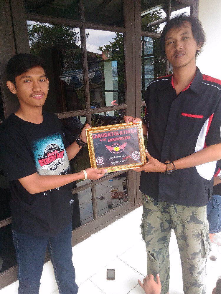 LAC_depok's tweet photo. Pemberian plakat anniversary kepada PMDC dari LAC Depok .. @y_cocank kepada ketum pmdc . https://t.co/tm4FSf02XY