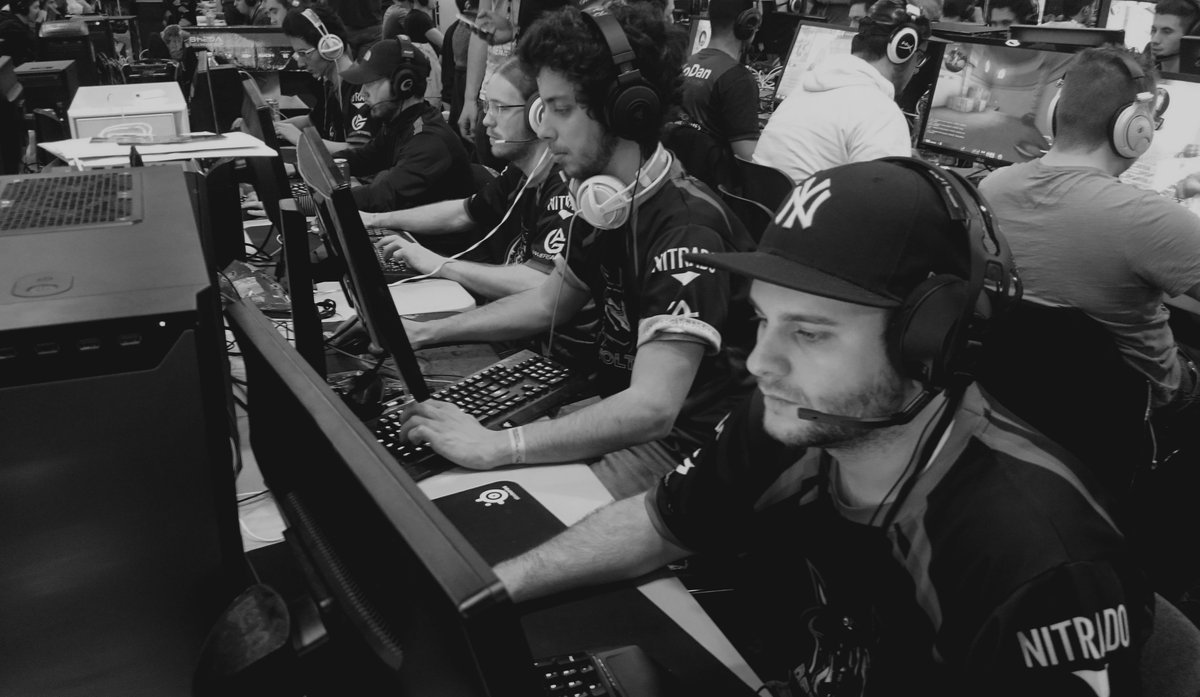 RevoltEsport's tweet photo. Les #CSGO remontent le looser bracket et nous offrent du beau jeu avec leur victoire [16-14] face à MyVirtualWorld. https://t.co/a9mOqmw4QV