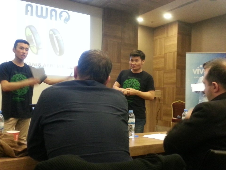 ayolcay's tweet image. Ogrencileri dogru zamanda uyandirmaya calisan AWAQ ekibi sunumunu yapiyor #swankara