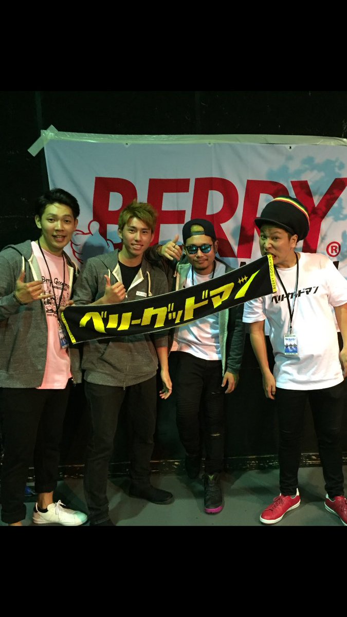 YosimuraMart's tweet photo. ベリーグッドマンさんのライブだった！写真のRoverさんとHiDEXさんとおソロのパーカーにタオル、バッグも買ってだいぶ金飛んだけど後悔ないわ😚モカさんにONE OK ROCKのボーカルに似てるって言われたのうれしかった笑 https://t.co/34EbAMjIdw