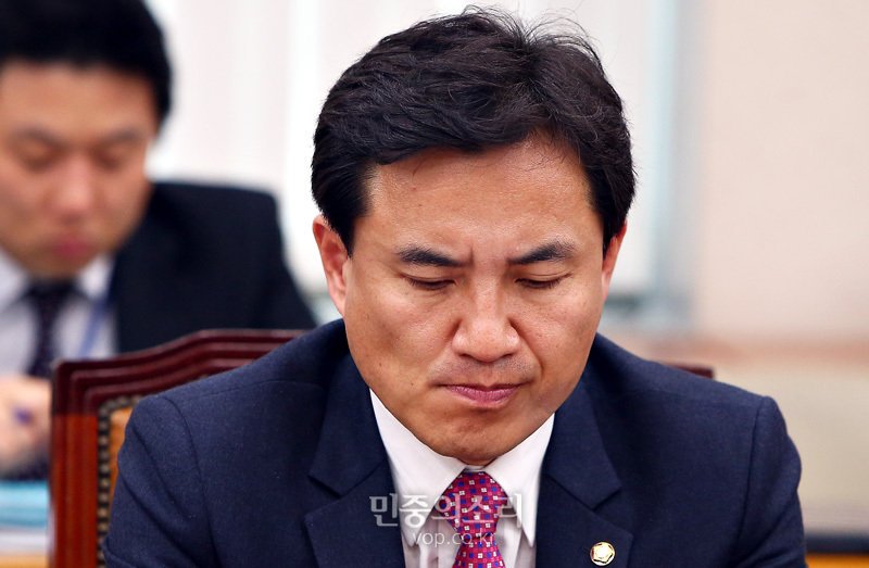 막말 김진태
"제1 야당은 종북숙주다."
"세월호 인양에 돈과 시간이 너무 많이 든다. 세월호를 인양하지 않는 것도 하나의 방법이다"

국회가 쓰레기 하치장입니까?
춘천시민의 손으로 직접 처리하세요.