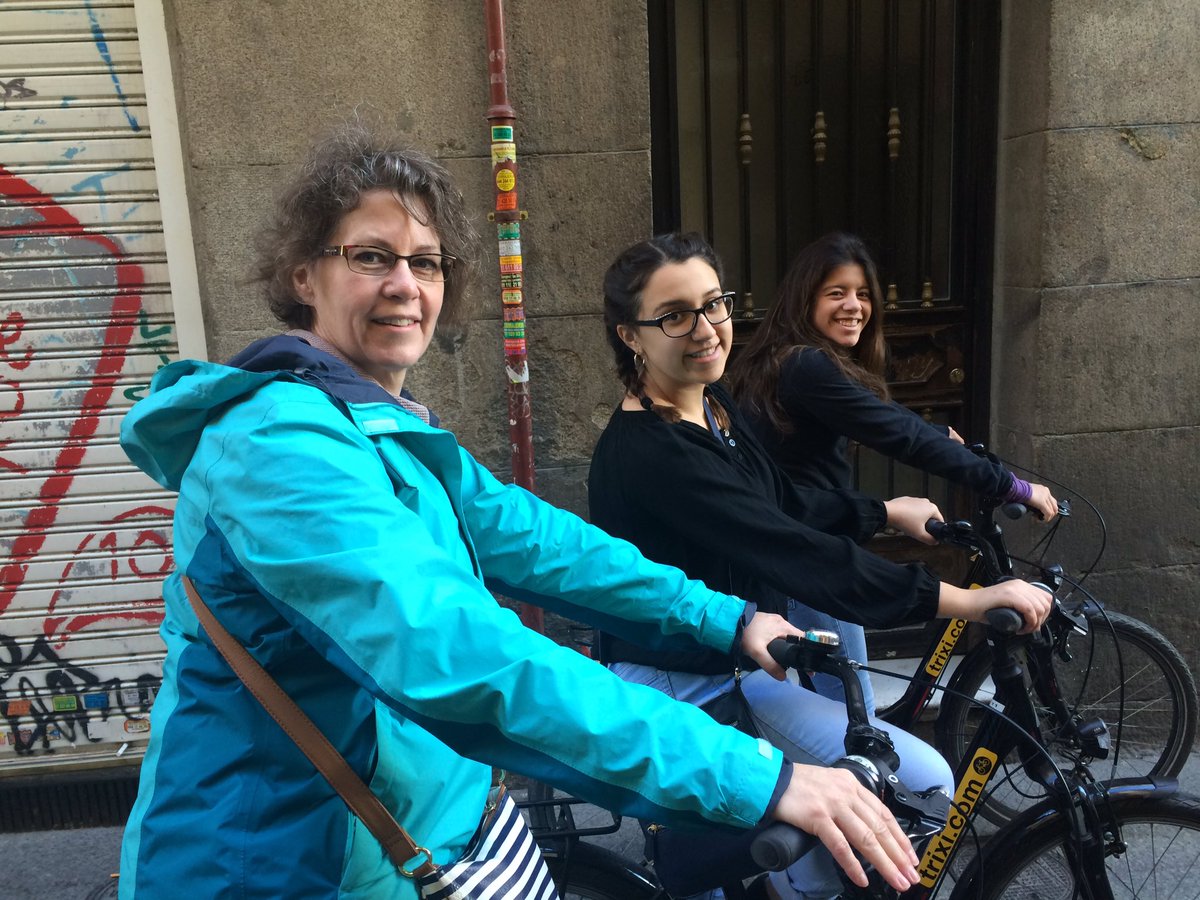 MFHSSpain2016's tweet photo. By bike =  👍🏽 way to see a city. Set out on quiet streets, cruised thru crowds, &amp; saw famous places. 🚴🏽🇪🇸#spain2k16 https://t.co/zhwmqKyZLF