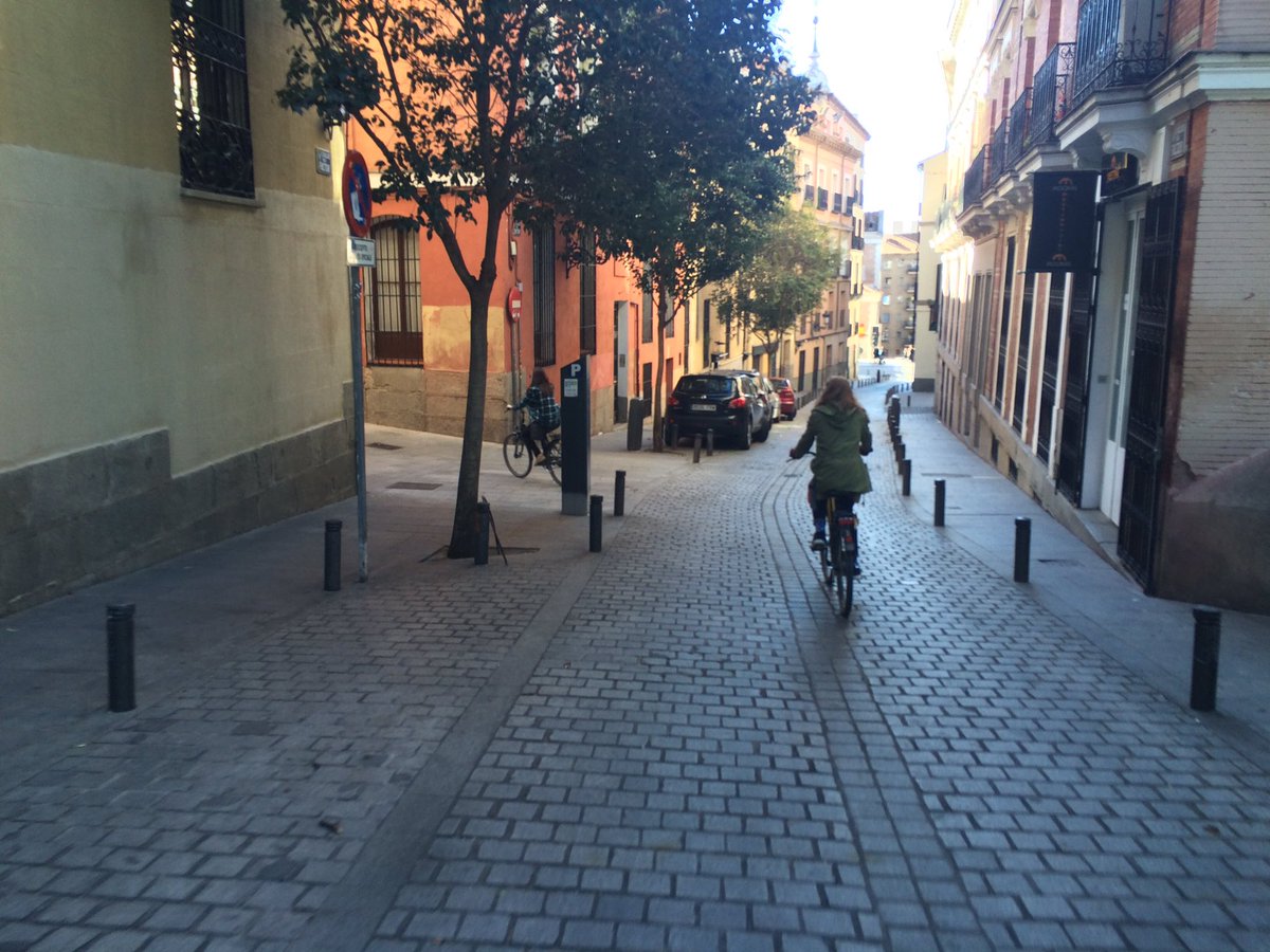 MFHSSpain2016's tweet photo. By bike =  👍🏽 way to see a city. Set out on quiet streets, cruised thru crowds, &amp; saw famous places. 🚴🏽🇪🇸#spain2k16 https://t.co/zhwmqKyZLF