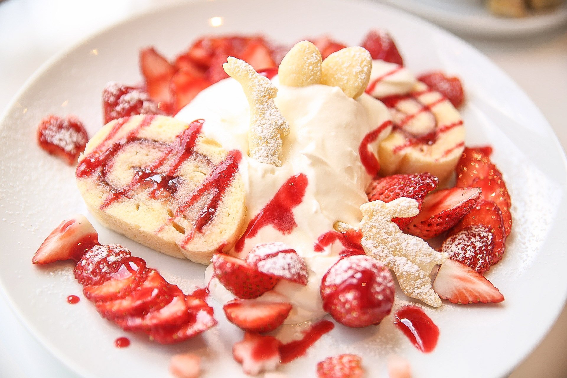 人権がない 仙川のcafe Vannier ๑ ๑ 苺と生クリームがたっぷりのショートケーキはイースター仕様 それからオレンジソースのベイクドチーズケーキ ドリンクにはカレー味のクッキー付き 盛り付けも繊細でどれも絶品 T Co Mhcx51b5oz