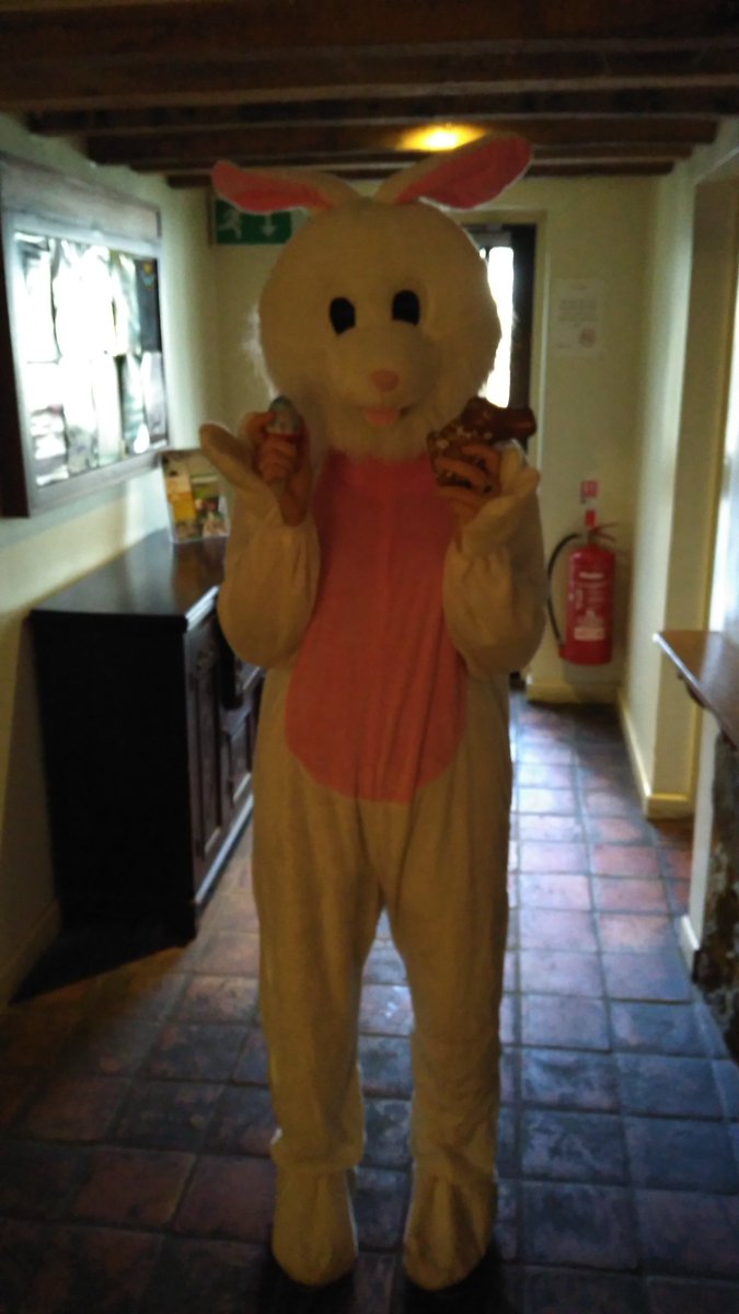 queensheadwilts's tweet photo. Happy Easter from the Queens Head team! Have an eggcellent day, don't forget to join us for karaoke tonight at 8pm! https://t.co/xuDD3jPi99