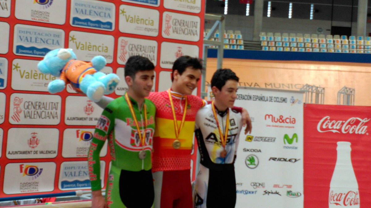 ¡Medalla de oro y maillot de Campeón de España en Puntuación Cadete! ¡Felicidades Mateo! #SelecciónCyL #CEPista16