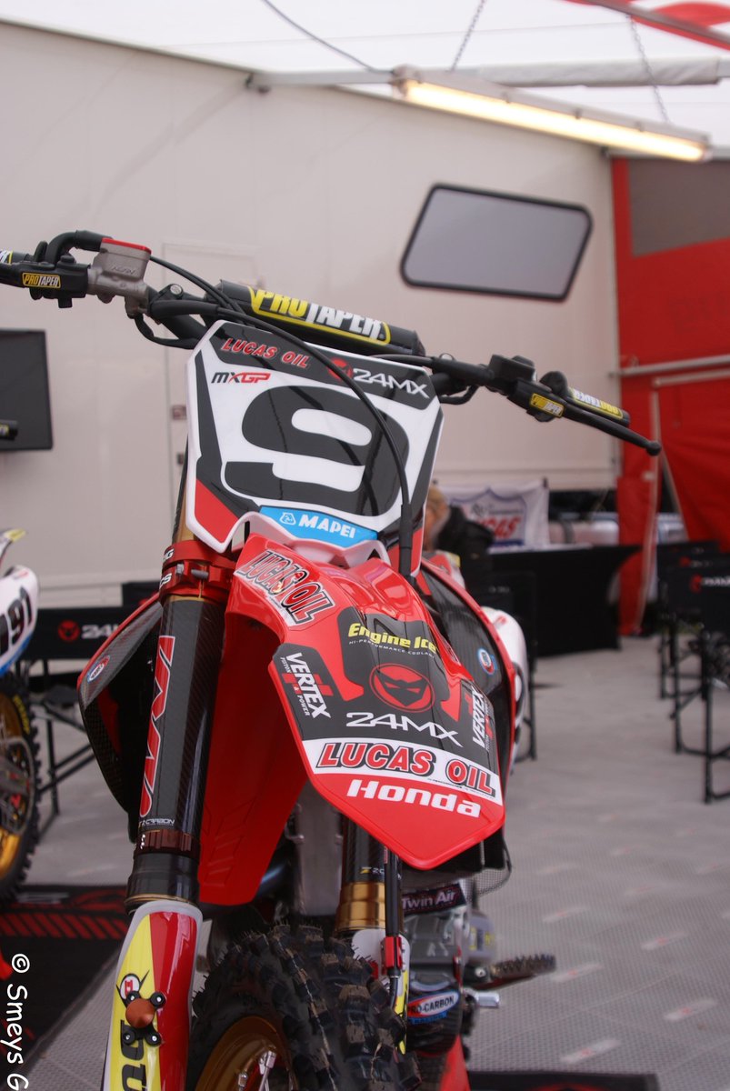 SmeysG's tweet photo. Keeno his @24MX_Honda bike is waiting.... #mxgpvalkenswaard #mxgpeurope #mxgp @dedyckerken #comebackstronger https://t.co/Cj93AjUiaK