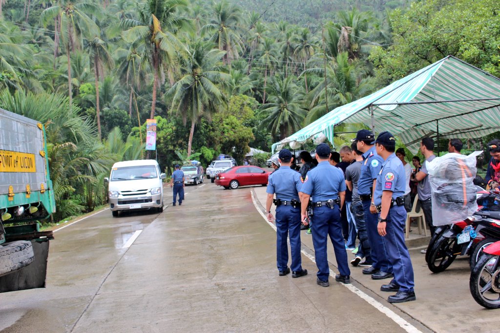MarinduquePCR's tweet photo. Pd Abella monitors the safety&amp;security of motorist #lakbayalalay #HolyWeek @pnpdpcr @rpio_mimaropa @PRO4B_MIMAROPA https://t.co/S7WXV39Eky