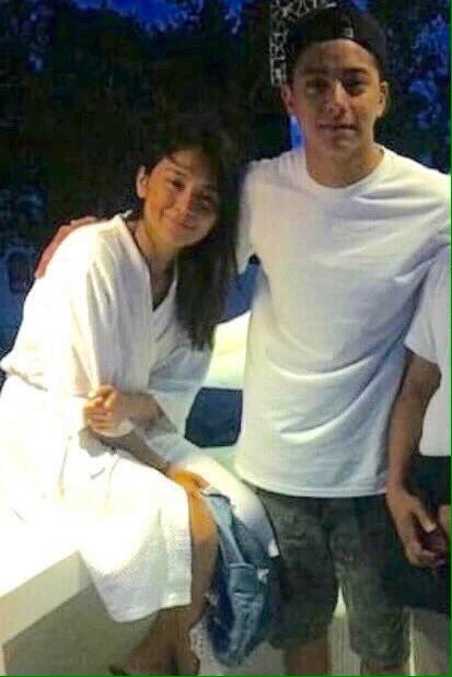 drownedinpurple's tweet photo. Hawak ang shorts??? Naligo na walang shorts??? Nagbantay ang jowa habang naliligo??? #LifeChangingQuestions https://t.co/hkoyZKS2sj