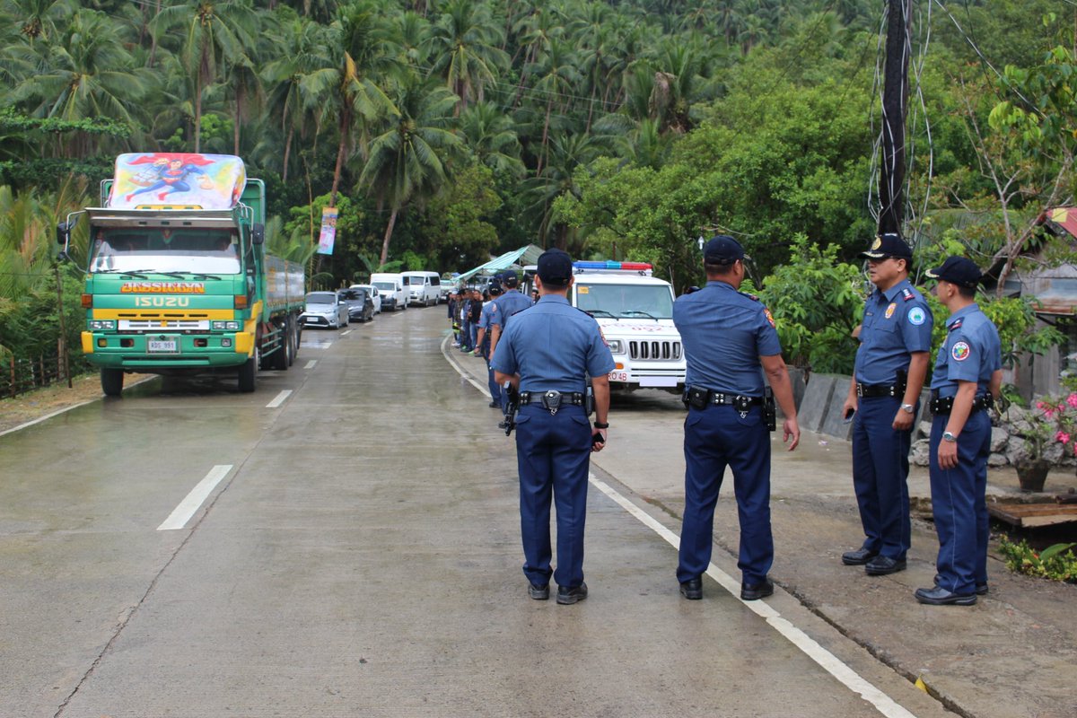 MarinduquePCR's tweet photo. Pd Abella monitors the safety&amp;security of motorist #lakbayalalay #HolyWeek @pnpdpcr @rpio_mimaropa @PRO4B_MIMAROPA https://t.co/S7WXV39Eky