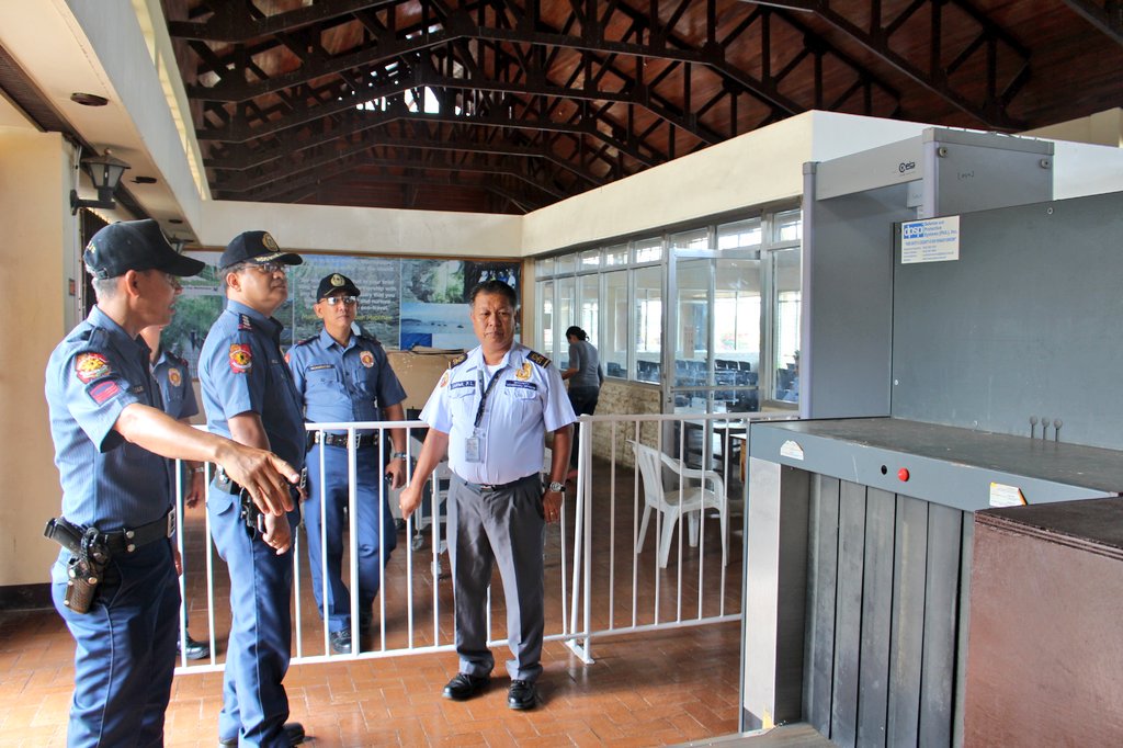MarinduquePCR's tweet photo. Pd Abella monitors the safety&amp;security of passengers #lakbayalalay #HolyWeek @pnpdpcr @rpio_mimaropa @PRO4B_MIMAROPA https://t.co/9kzADjHlZZ