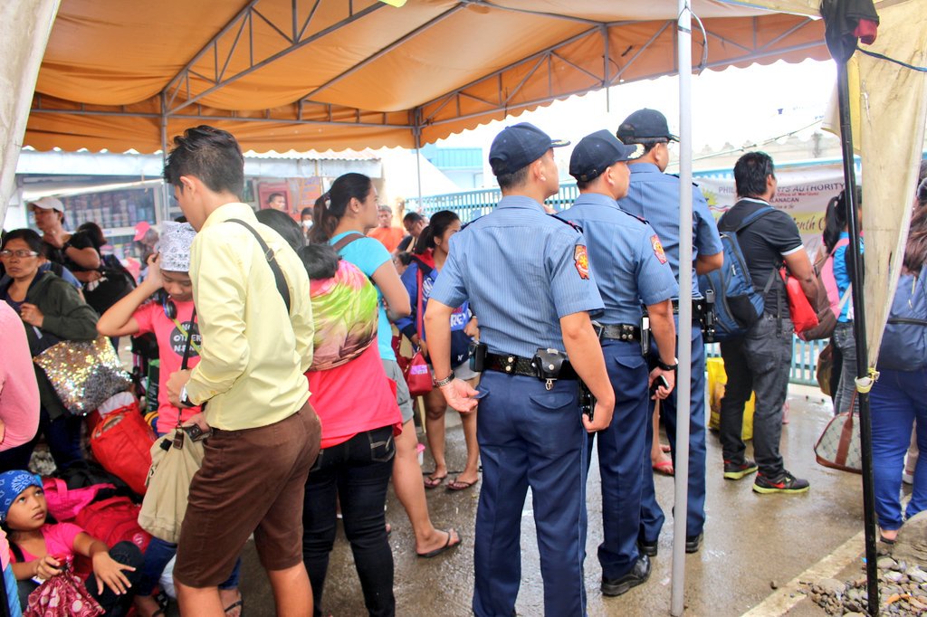MarinduquePCR's tweet photo. Pd Abella monitors the safety&amp;security of passengers #lakbayalalay #HolyWeek @pnpdpcr @rpio_mimaropa @PRO4B_MIMAROPA https://t.co/n9erqp33GF