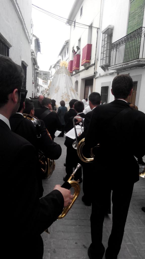 ammvya's tweet photo. Triana de Esperanza de @ClaudioGomez_ en calle Caridad tras Virgen Alegría de @El_Resucitao https://t.co/Vf5Wwka5zw