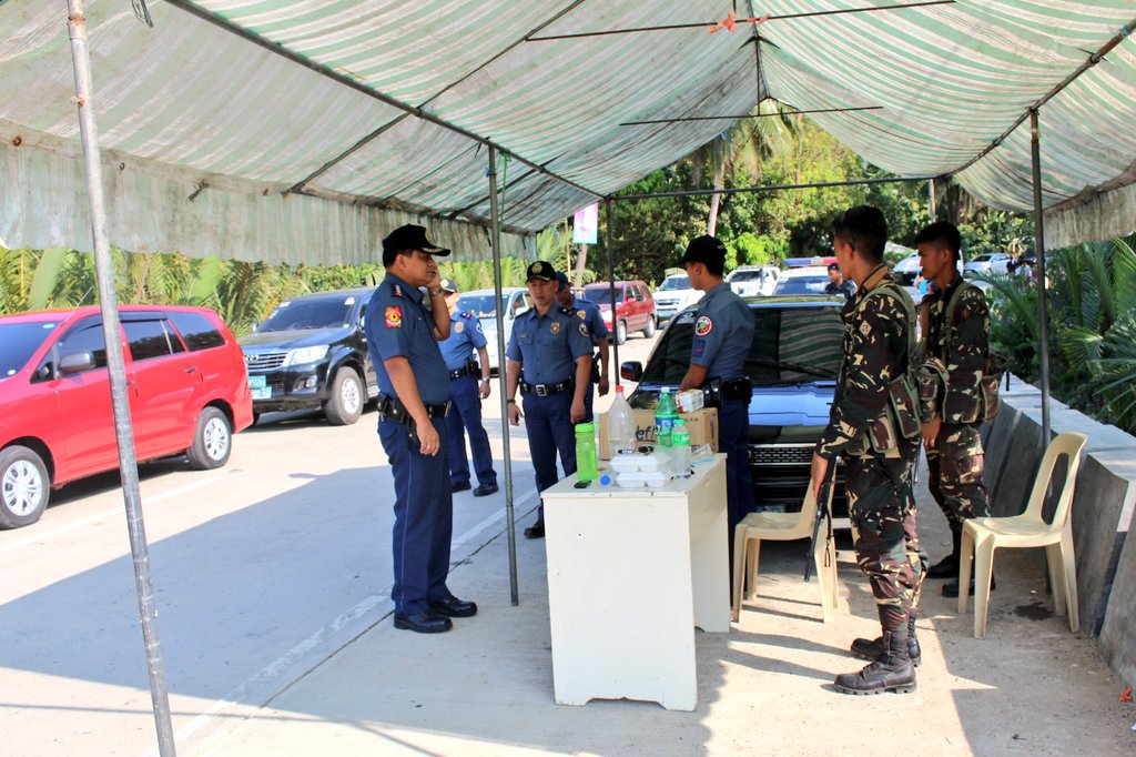 MarinduquePCR's tweet photo. Pd Abella monitors the safety&amp;security of motorist #ligtassumvac #HolyWeek @pnpdpcr @rpio_mimaropa @PRO4B_MIMAROPA https://t.co/G2cKnKhq91