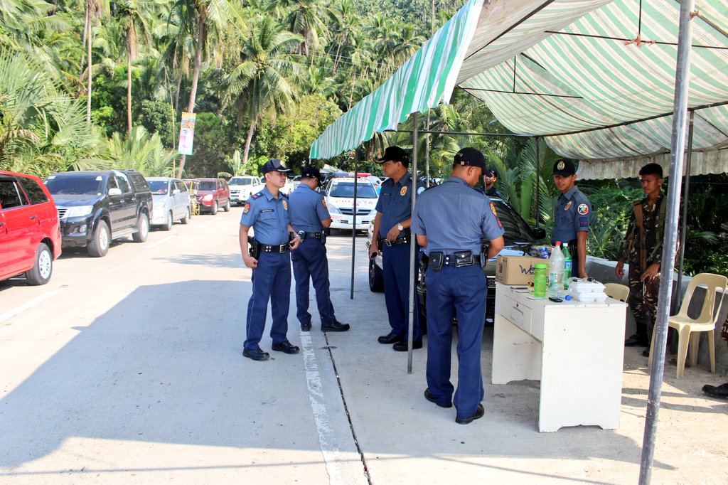 MarinduquePCR's tweet photo. Pd Abella monitors the safety&amp;security of motorist #ligtassumvac #HolyWeek @pnpdpcr @rpio_mimaropa @PRO4B_MIMAROPA https://t.co/G2cKnKhq91