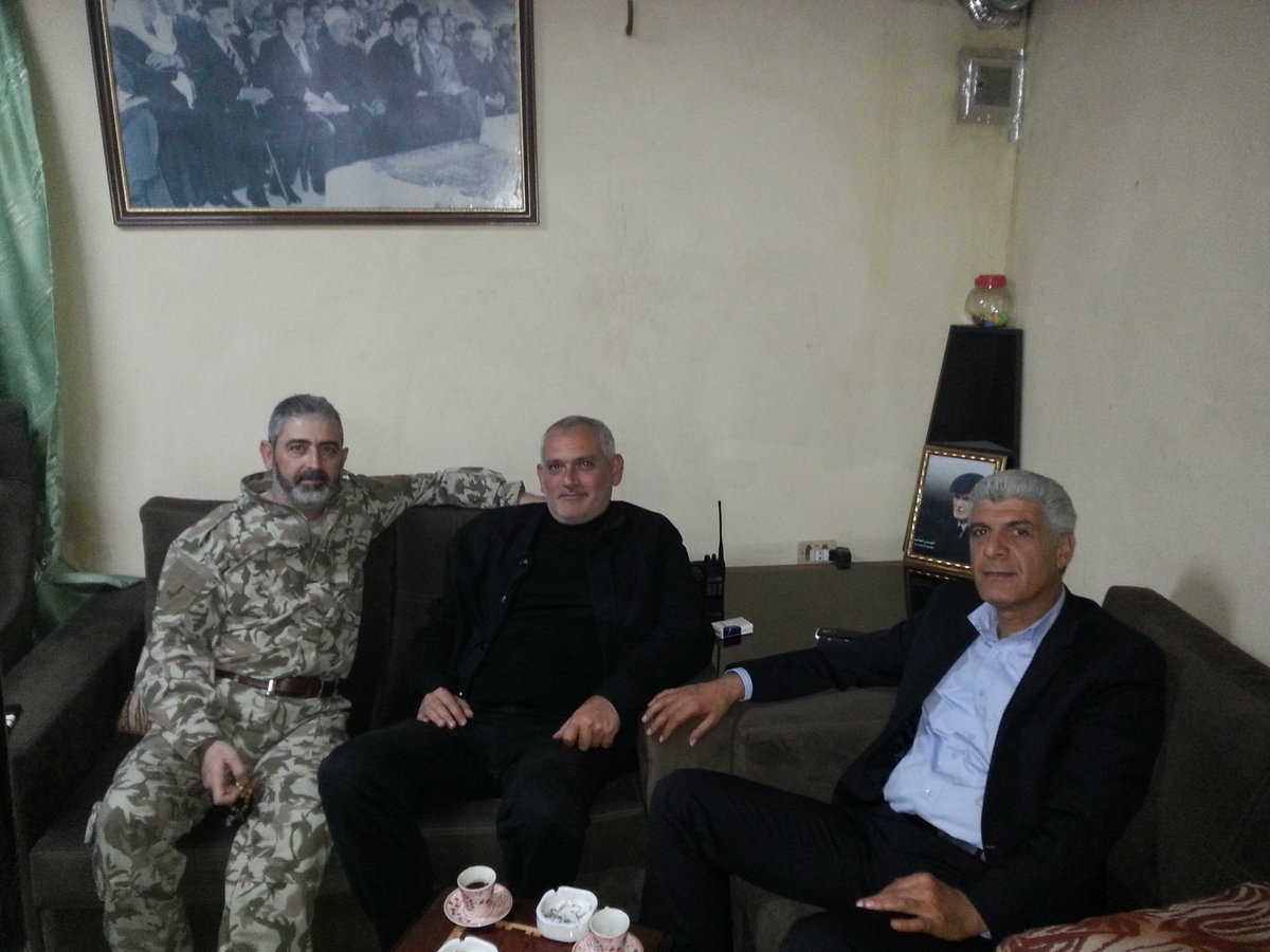 Les saludo desde Siria, pais de héroes y de mártires. 
Visitando a un amigo comandante de brigada de resistencia