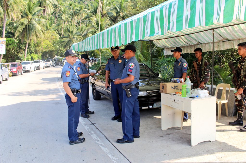 MarinduquePCR's tweet photo. Pd Abella monitors the safety&amp;security of motorist #ligtassumvac #HolyWeek @pnpdpcr @rpio_mimaropa @PRO4B_MIMAROPA https://t.co/G2cKnKhq91