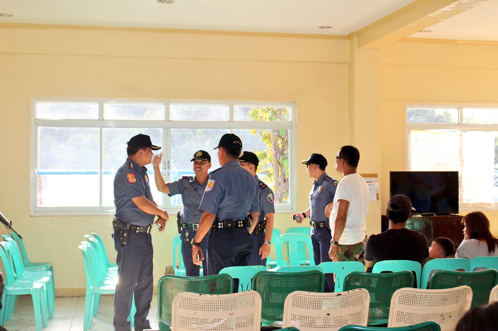 MarinduquePCR's tweet photo. Pd Abella monitors the safety&amp;security of passengers #lakbayalalay #HolyWeek @pnpdpcr @rpio_mimaropa @PRO4B_MIMAROPA https://t.co/FDMegYqYOW
