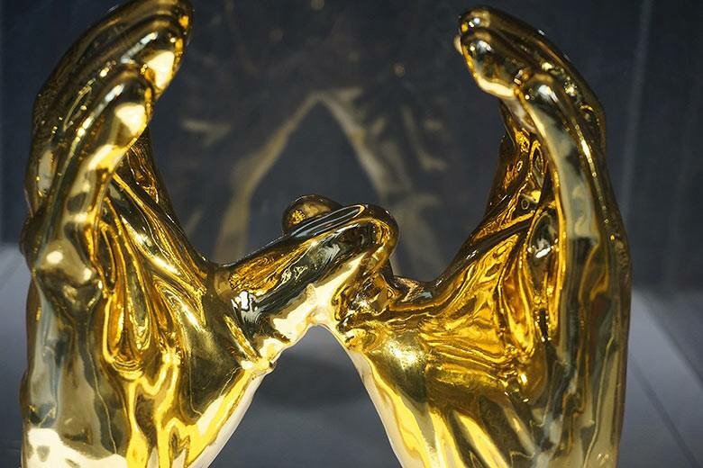 KALIARULAR_EROS's tweet photo. Titled #Rani #WOMAN #KaliArulpragasam #sculpture #Goldplated #MKB6 #MBK #Artshow #Art @SELMANMARRAKECH #TamilArtist https://t.co/9F1CMZLWtR